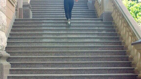 女人慢动作跑上楼梯减肥运动