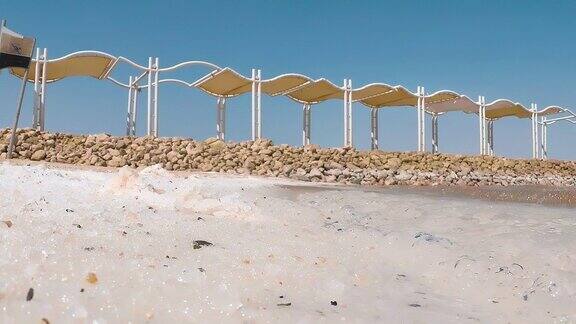 以色列死海岸边的天然白色盐晶体的Cinemagraph