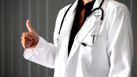 一个女医生竖起大拇指的特写