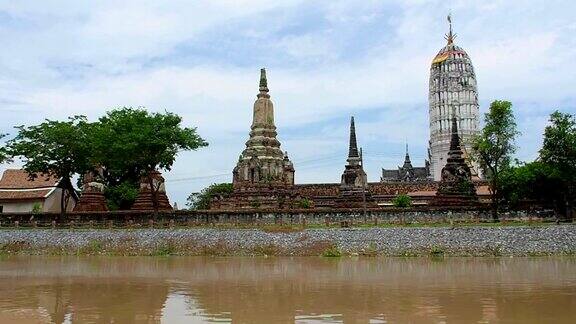 出租车船之旅:WatChaiwatthanaram寺大城府泰国