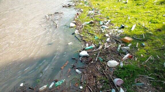 塑料垃圾污染了这条河生态问题