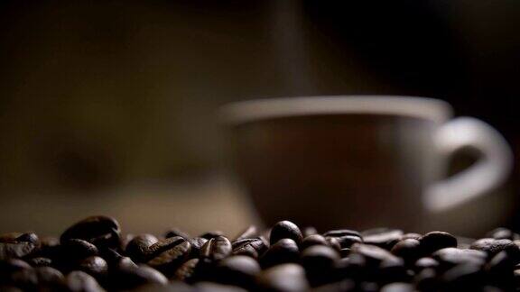 热咖啡杯放在咖啡豆上