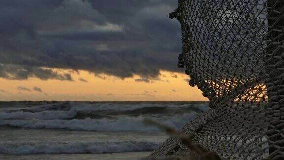 海边的旧渔网