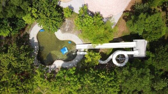 空的室外水上乐园滑梯和绿树环绕的游泳池
