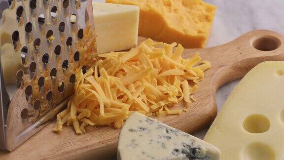 各种各样的奶酪;切达干酪蓝奶酪瑞士干酪胡椒杰克干酪