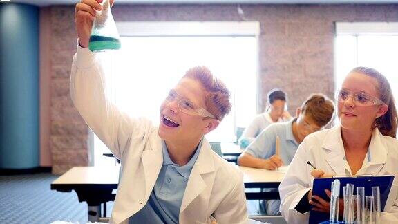 年轻的高中科学家在化学课上做实验