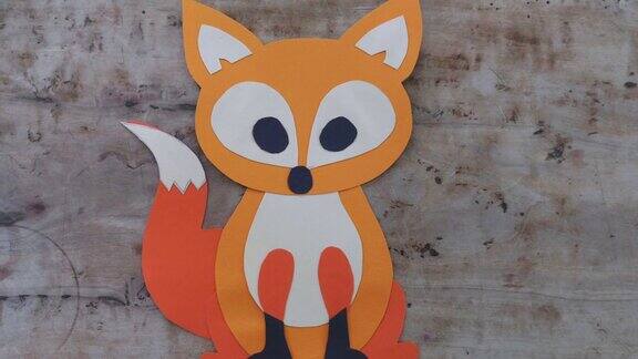 纸狐狸剪纸在木制表面