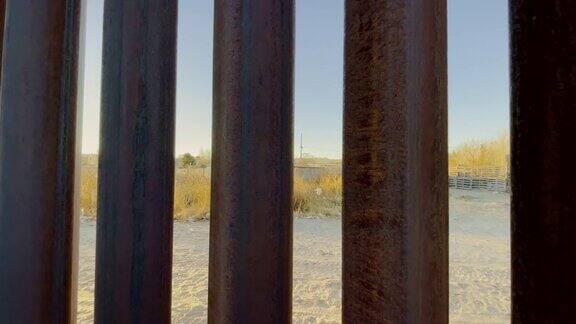 新墨西哥州桑兰公园的国际边界墙看阿纳普拉奇瓦瓦港