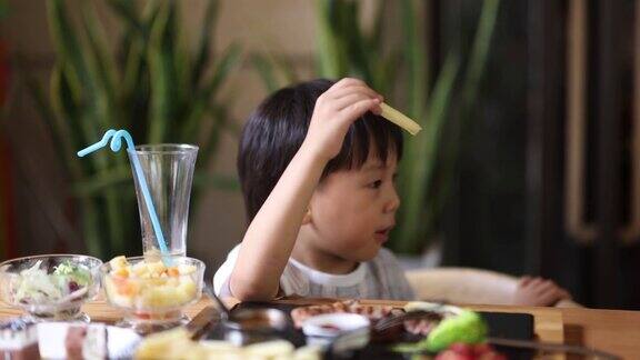 小男孩在餐馆吃饭