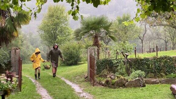 一对夫妇在遭遇暴雨后回家