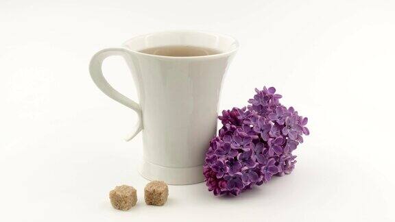茶杯红糖和紫丁香白色背景