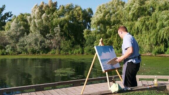 在湖边画画的人