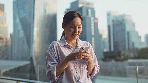 亚洲女性在城市中使用手机