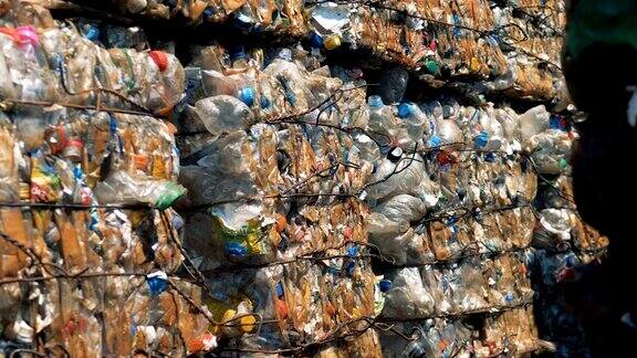 用用过的塑料压成的垃圾块回收