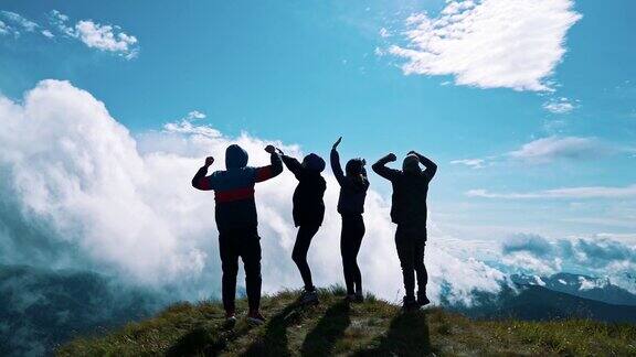 一群人在山上跑步徒步旅行