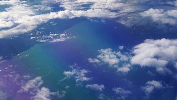 从飞机窗口观看多彩的云天空