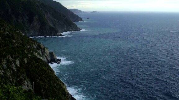 从马纳罗拉镇的CinqueTerre海岸线恶劣的天气风景