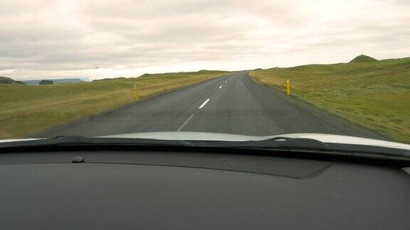 POV:开车穿过冰岛的乡村