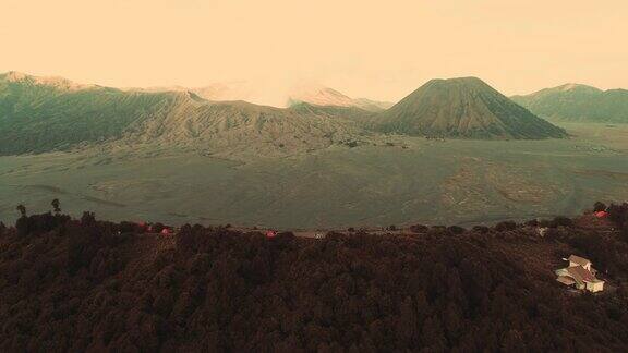 从空中360度俯瞰在黄金时间印尼的布罗莫山