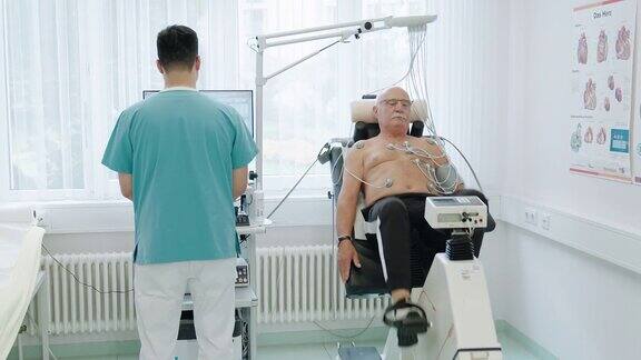 老年男性患者在静态自行车上进行心脏压力测试