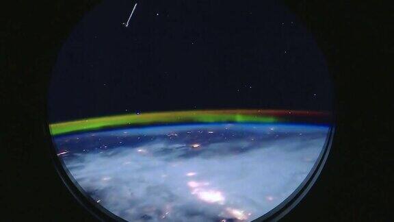 从国际空间站(ISS)的窗口看到的地球美国国家航空航天局和发现