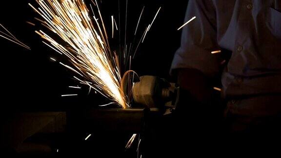 工业工人切割机用于磨钢和火花