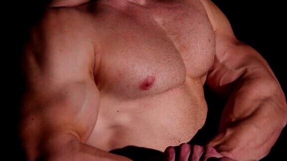 专业的男性健美运动员弯曲巨大的肌肉理想的男性身体