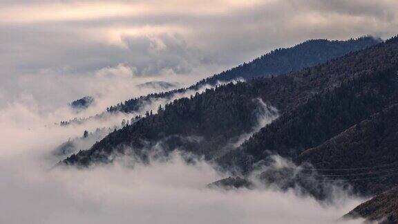 云从山谷上升到山顶