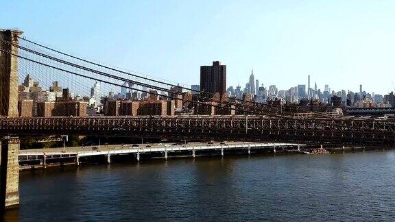 纽约曼哈顿东河上的布鲁克林大桥鸟瞰图无人机飞过交通道路