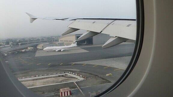 飞机在迪拜机场降落