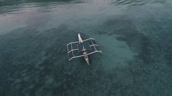 航拍无人机的观点停泊在海湾与清澈和蓝绿色的水在日落船在热带泻湖热带景观ElNido巴拉望岛菲律宾
