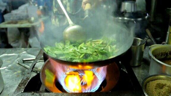 火炒蔬菜在泰国曼谷街头小吃烹饪