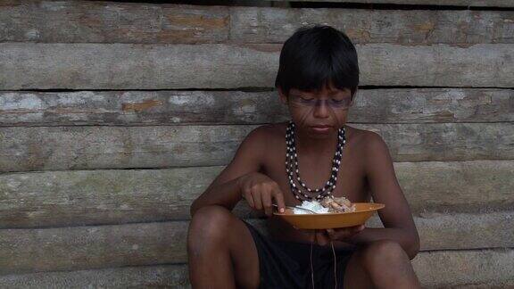 土著儿童在吃巴西的传统食物