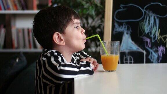 小孩子喝自制的橙汁