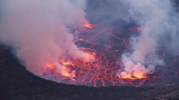 在充满烟雾的尼拉贡戈活火山火山口的熔岩湖的特写镜头