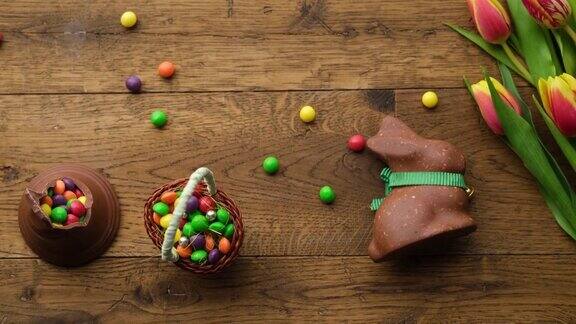 巧克力复活节兔子和糖果的木制背景