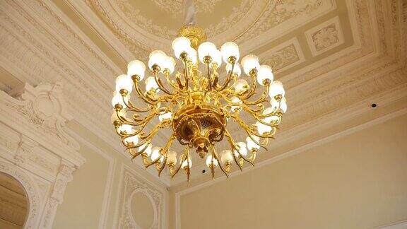 天花板上挂着一盏圆形的古董大吊灯