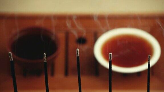 中国热茶杯竹桌檀香棍高清画面