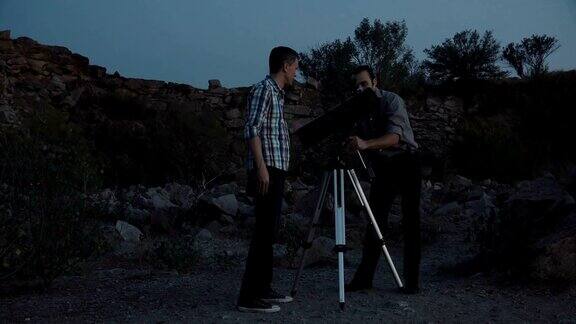 科学家在黎明使用望远镜