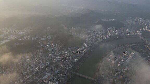 一个清晨有雾的小城市