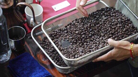 多莉拍摄:4K近距离检查咖啡豆的动态