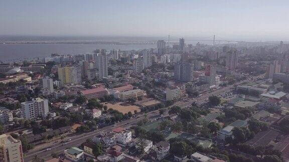 鸟瞰马普托市中心高楼大厦海湾和金桥莫桑比克