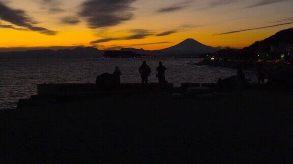 人拍照从稻村长崎到富士山和叶岛的黄昏