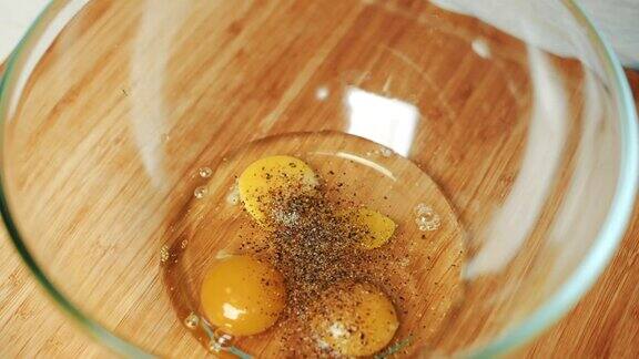 搅打鸡蛋加入胡椒和盐调味