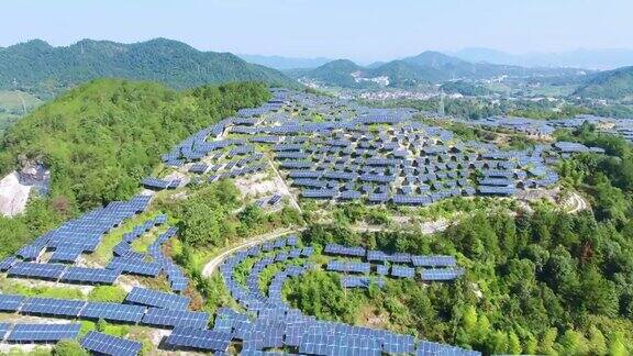 鸟瞰图的太阳能电池板农场(太阳能电池)与阳光