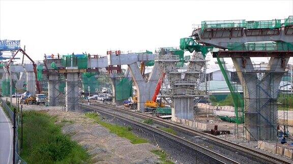 高速公路建设工地上的铁路
