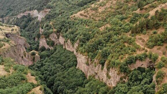 一架无人机飞过亚美尼亚的山丘和绿色森林