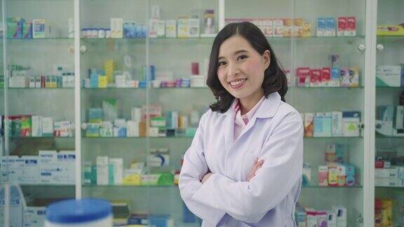 自信的亚洲年轻女性药剂师与可爱的友好的微笑站在药房药房医药、医药、保健与人的观念