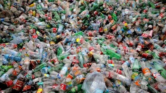 人群中有塑料瓶回收工厂