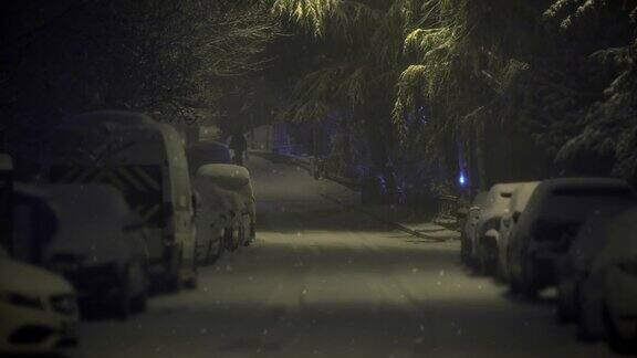 伊斯坦布尔的夜晚一个男人走在白雪覆盖的街道上